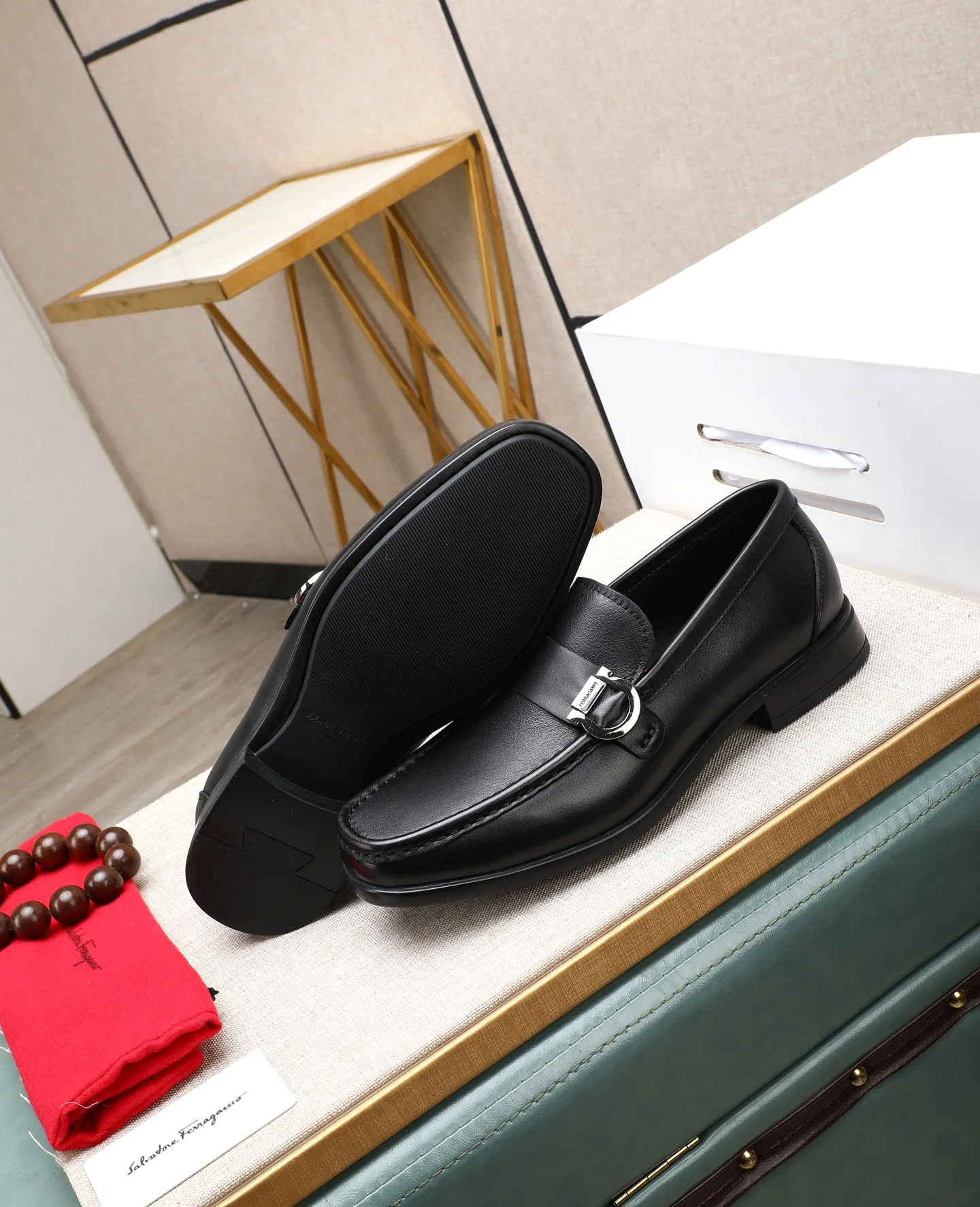 Men's clothing and shoes 💰700📛📛High-end goods! Salvatore Ferragamo is the world's top luxury footwear brand. It comes from Italy, the kingdom of fashion. It is famous all over the world for its traditional handmade design and novel styles... 🚶🏻🚶🏻 Top-quality suit shoes are sold simultaneously at the counter. This style is purely handmade. The fabric is imported Italian calfskin➕soft water-dyed cowhide lining. Specially available with original deep rubber outsole🌀🌀Size: 38➖44